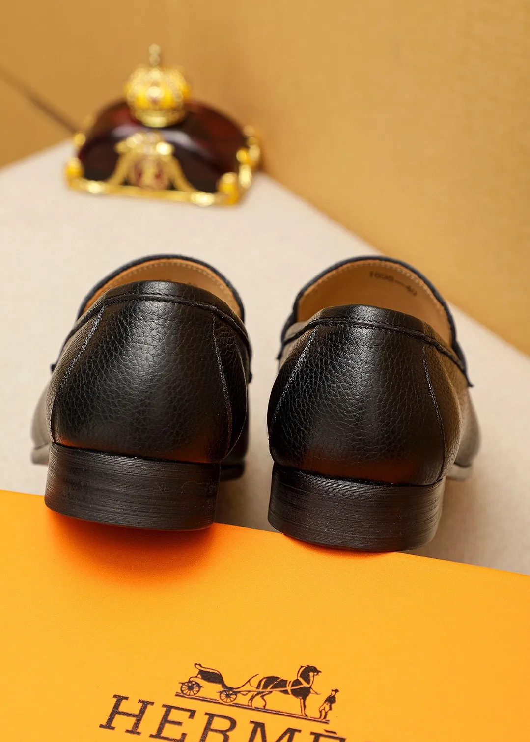 Men's shoes 💰460 💐 Product trademark: HERMES "Hermès" casual leather shoes Regular size: 38-44 (45.46🉑️customized) Product materials: Selected imported first-layer pebbled calfskin upper + luxury hardware buckle, imported water-dyed 🐂 cowhide lining. Strong three-dimensional visual effect, combined outsole Color: 2⃣️seed leather materials optional